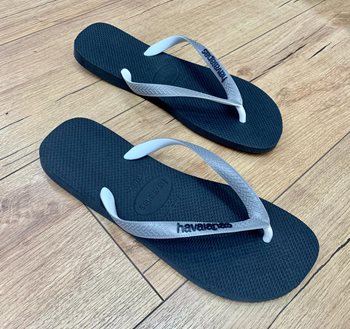 הוויאנס לגבר. שחור ורצועה בצבע לבן/אפור